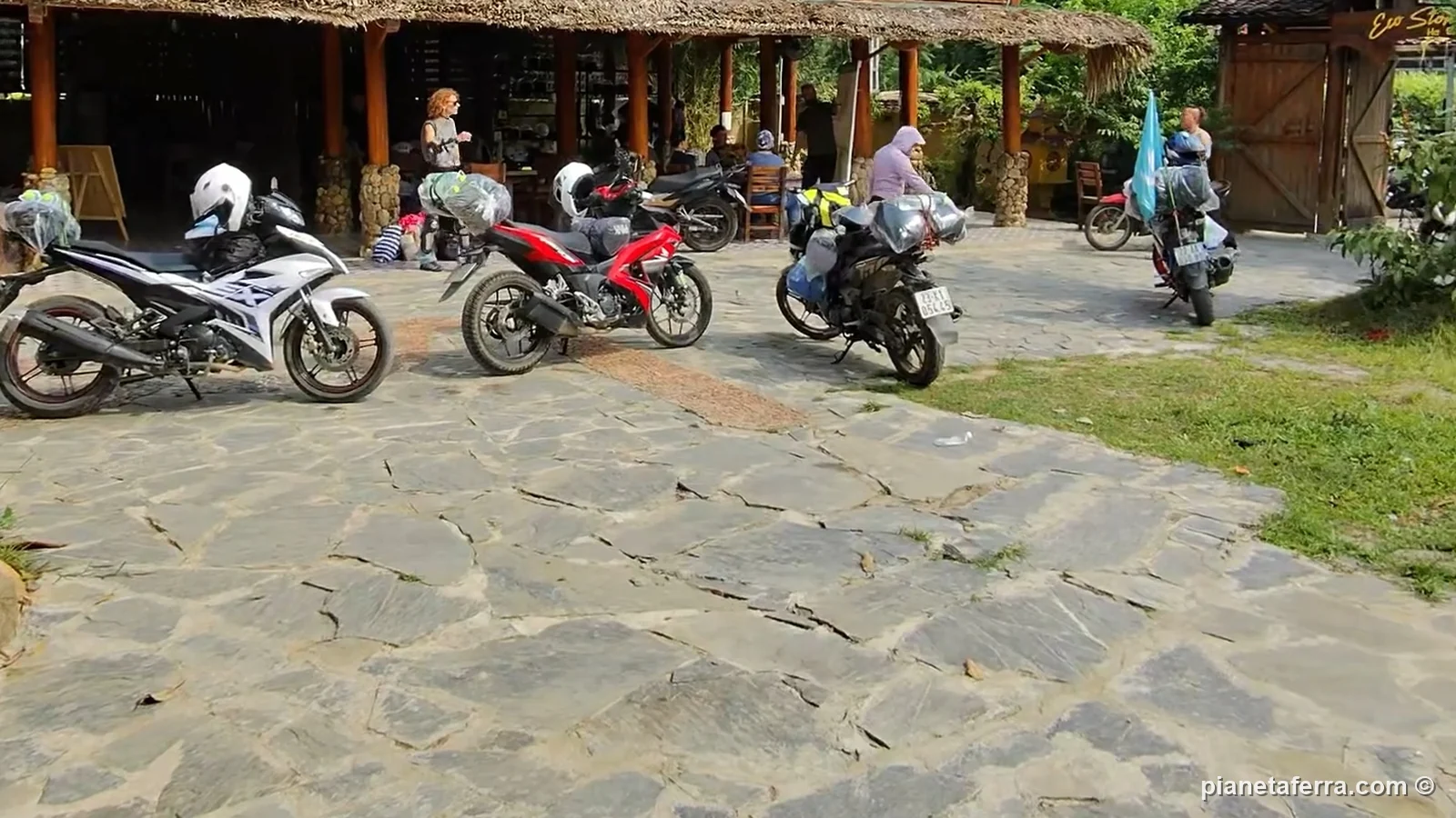 Moto parcheggiate davanti a un homestay sull'Ha Giang Loop, nella primavera del 2026