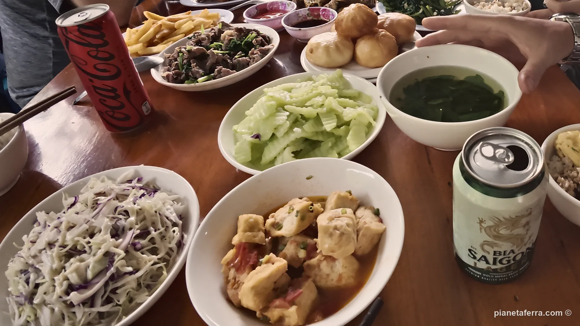 Pranzo tipico sull'Ha Giang Loop: tofu al pomodoro, zuppa, verdure, carne saltata e bomboloni fritti