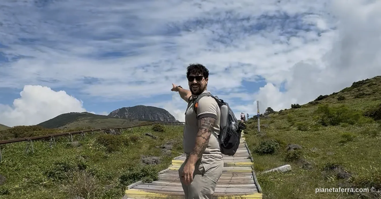 Luca indica la cima del Monte Hallasan dalla passerella verso Witse Oreum, Jeju