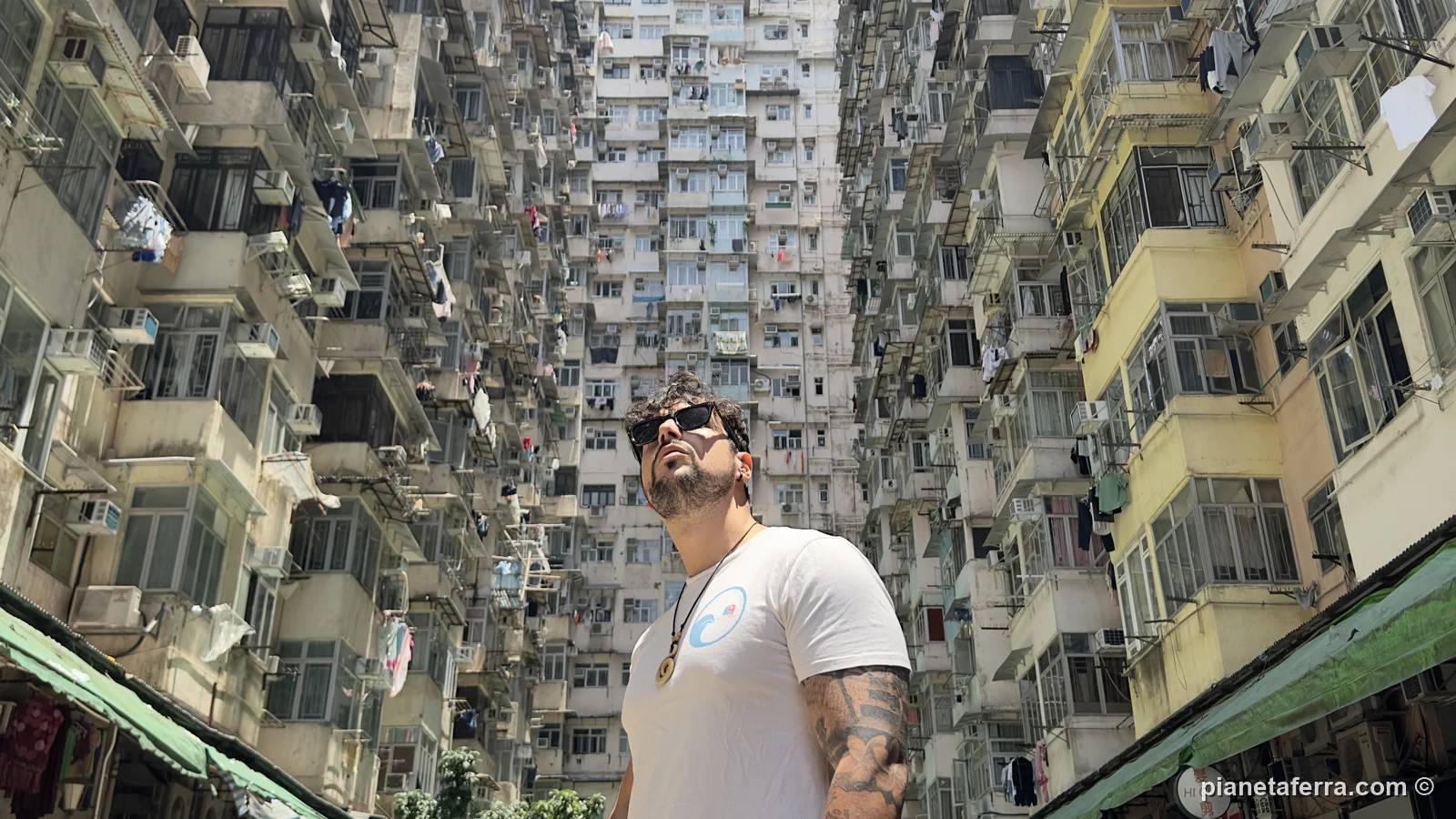 Luca nel cortile del Monster Building a Quarry Bay, a Hong Kong, a maggio 2024