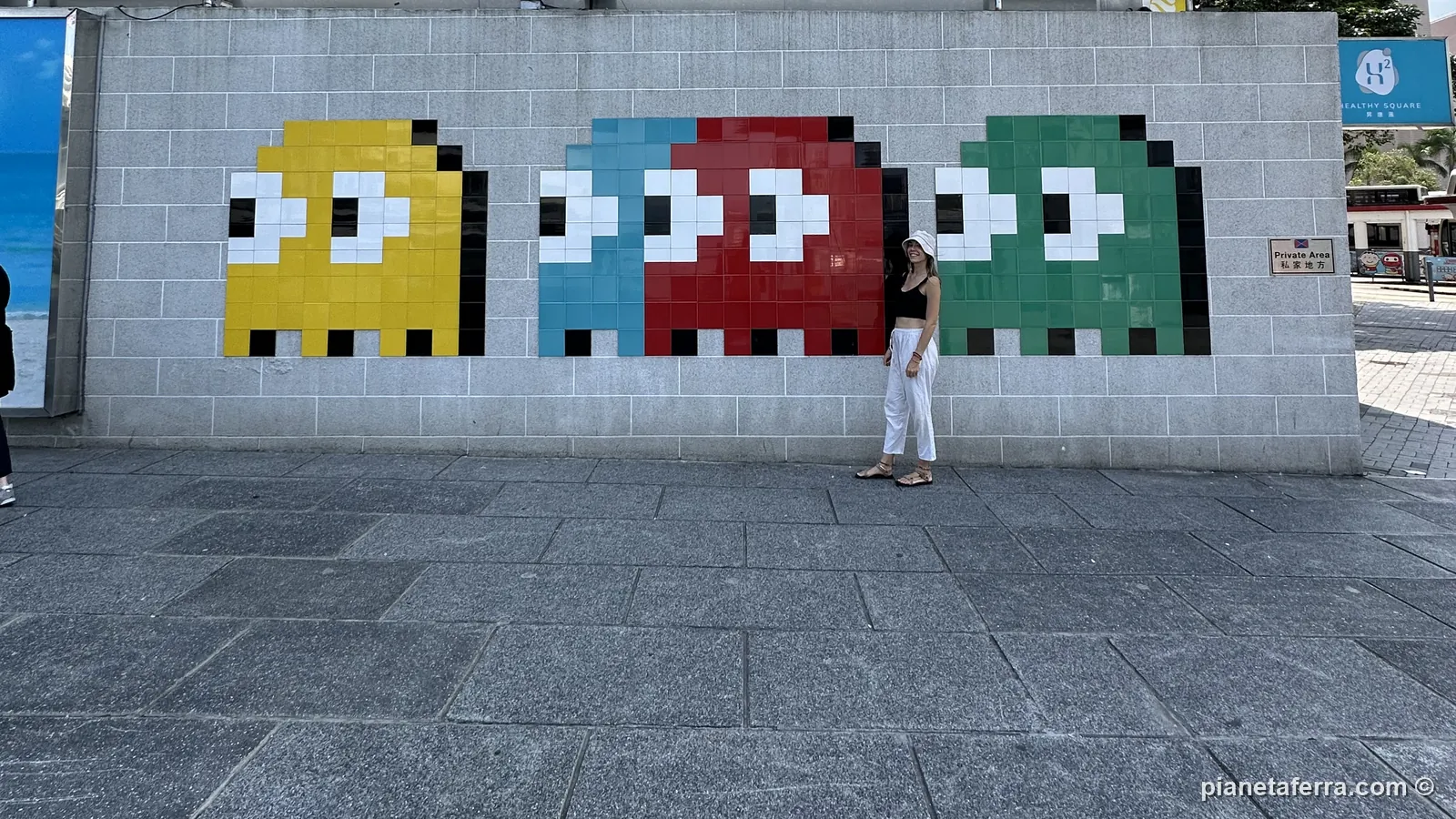 Un murale a mosaico con i fantasmi di Pac-Man sul lungomare di Tsim Sha Tsui, a Hong Kong, a maggio 2024