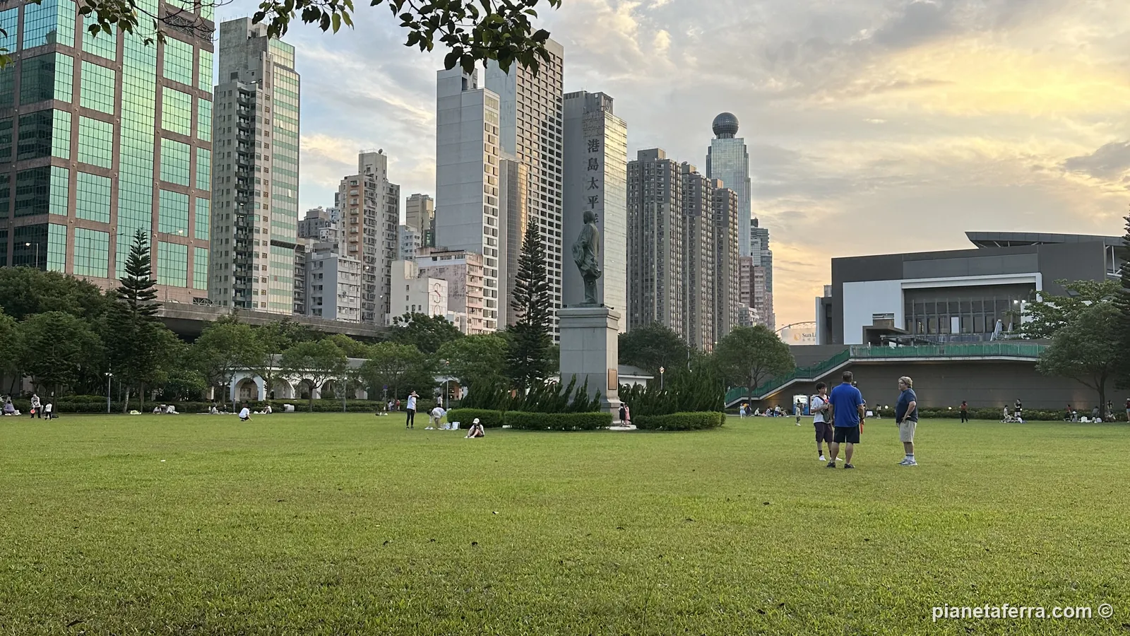 Il parco del memoriale di Sun Yat-sen a Sai Ying Pun al tramonto, con i grattacieli dell'isola di Hong Kong, a maggio 2024