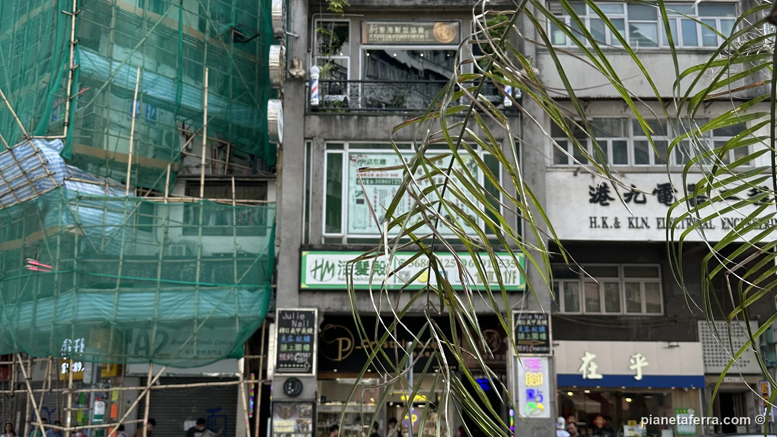 Una strada di Sham Shui Po con i palazzi vecchi e le impalcature di bambù, a Hong Kong, a maggio 2024