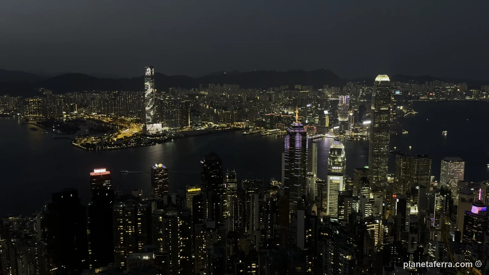 Lo skyline di Hong Kong e il porto illuminati di sera, visti dal Victoria Peak, a maggio 2024