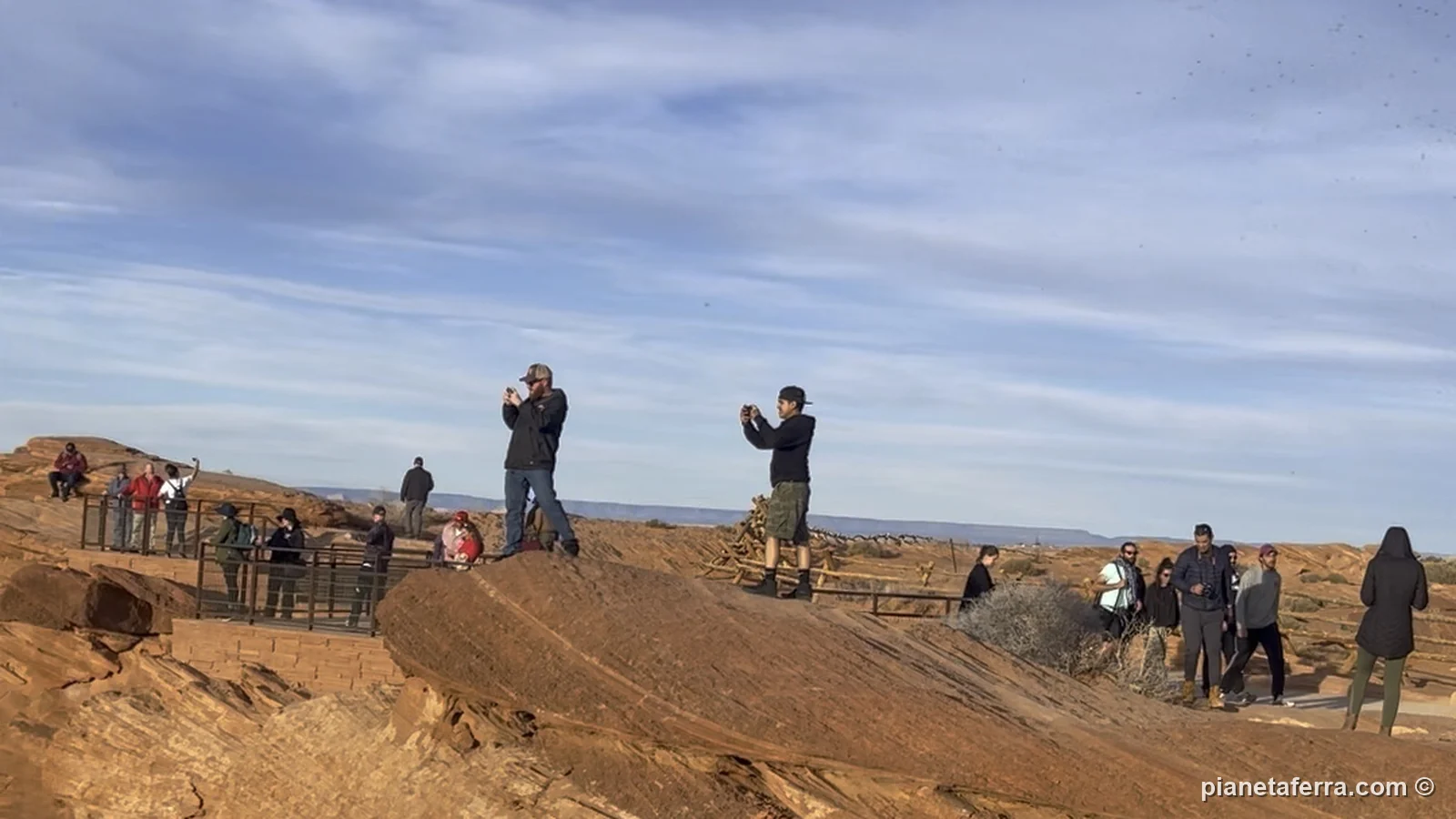 La piattaforma con la ringhiera e i turisti sul bordo libero di Horseshoe Bend, a febbraio 2022