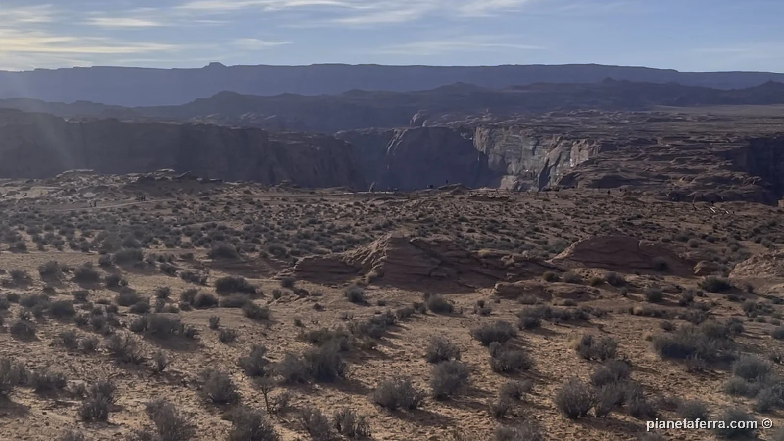 Il sentiero di Horseshoe Bend nel deserto, verso il bordo del canyon, a febbraio 2022