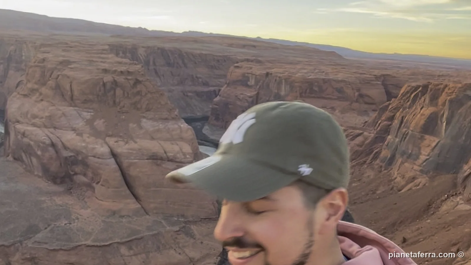 Luca all'affaccio di Horseshoe Bend sul fiume Colorado al tramonto, a febbraio 2022