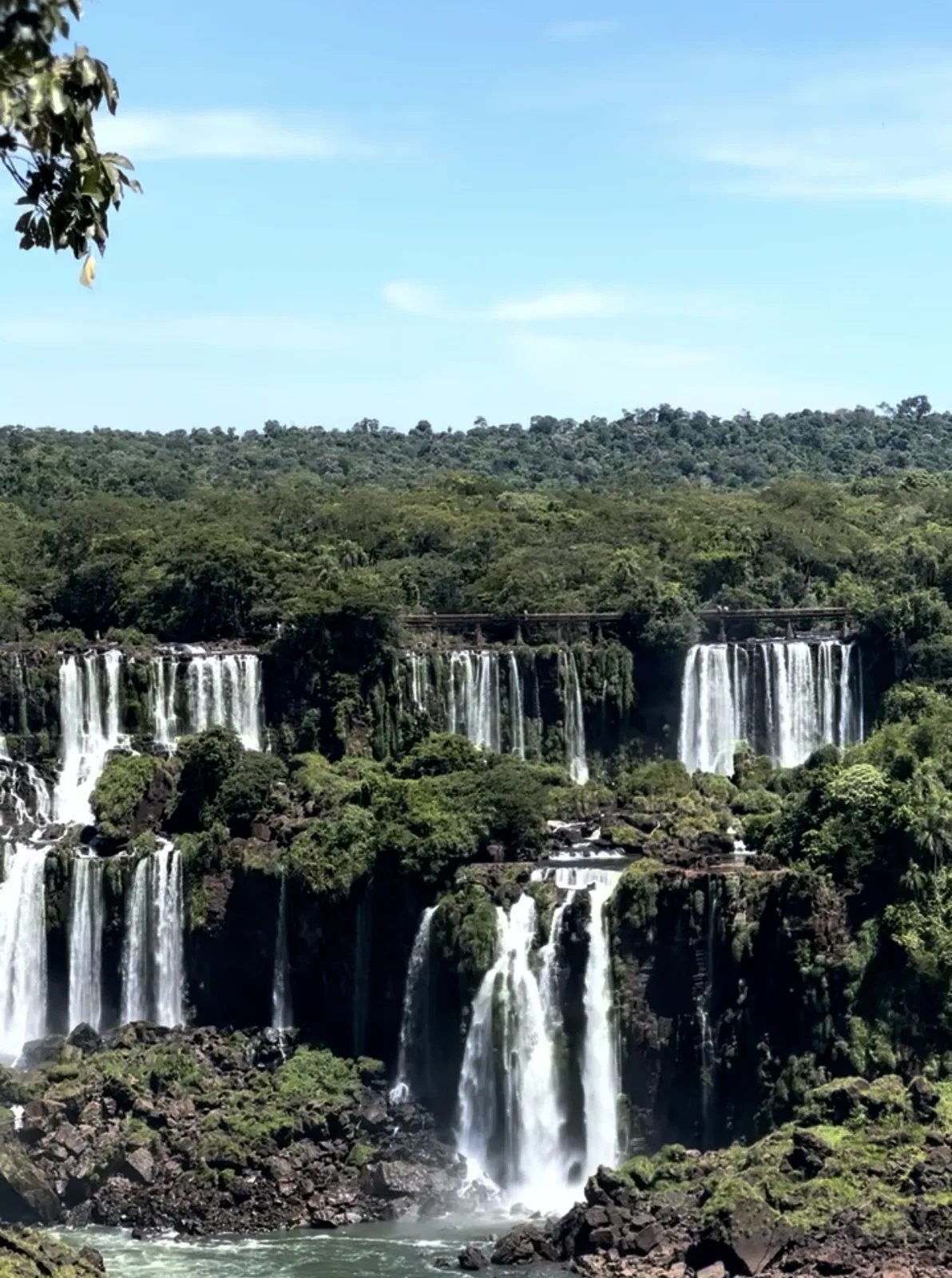 Vista panoramica d'insieme delle cascate di Iguazú dal lato brasiliano