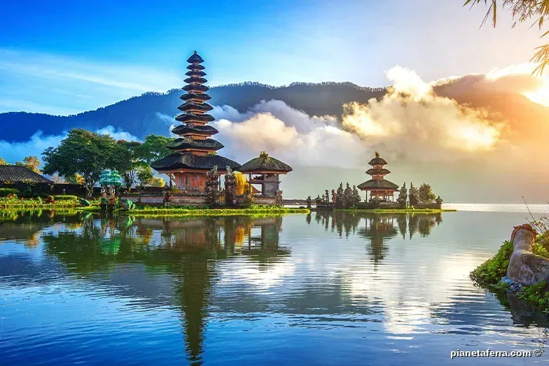 Tempio Ulun Danu Beratan a Bali al tramonto con riflesso sull'acqua