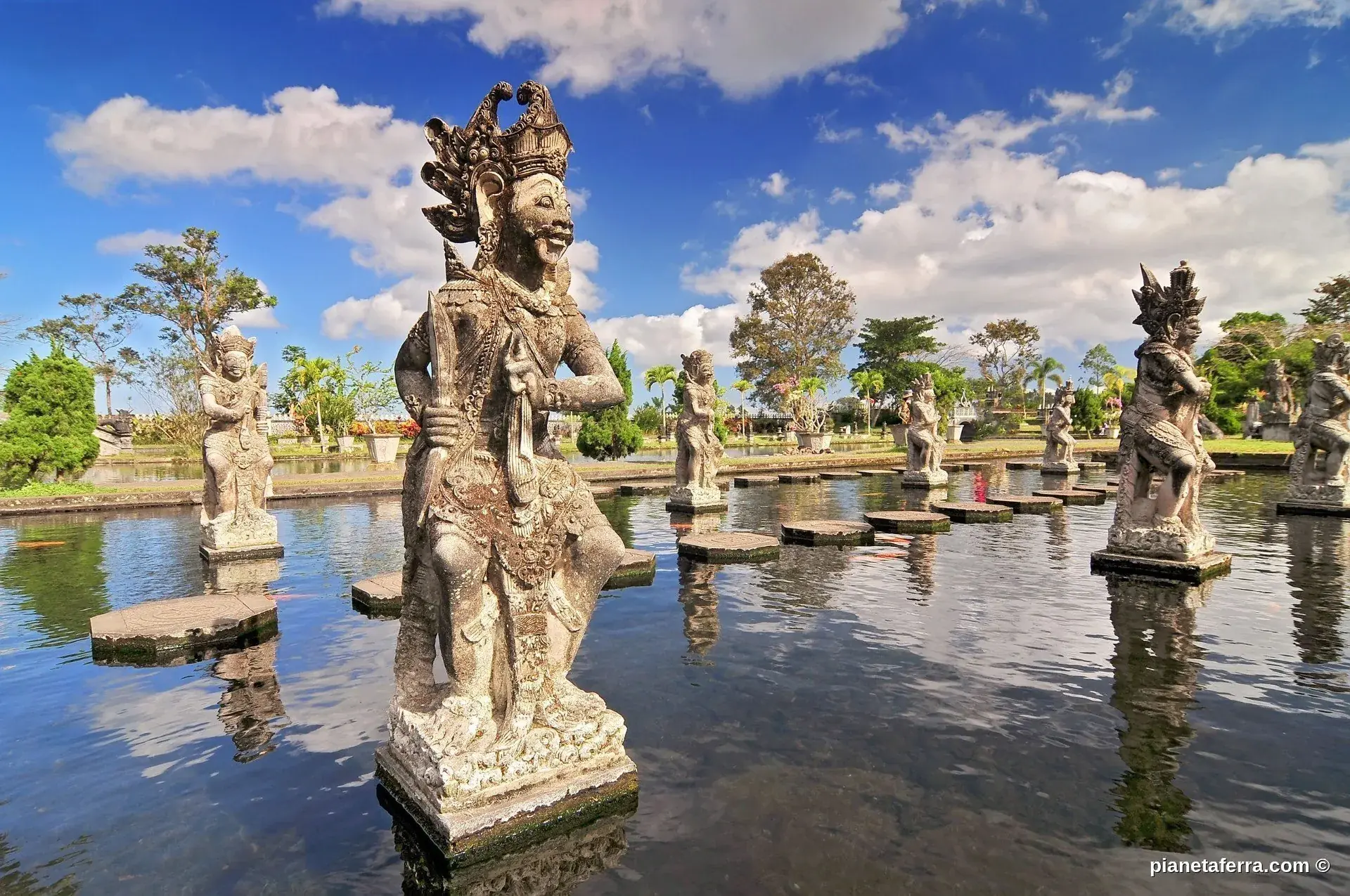 Statue tradizionali nel Water Palace Tirta Gangga a Bali