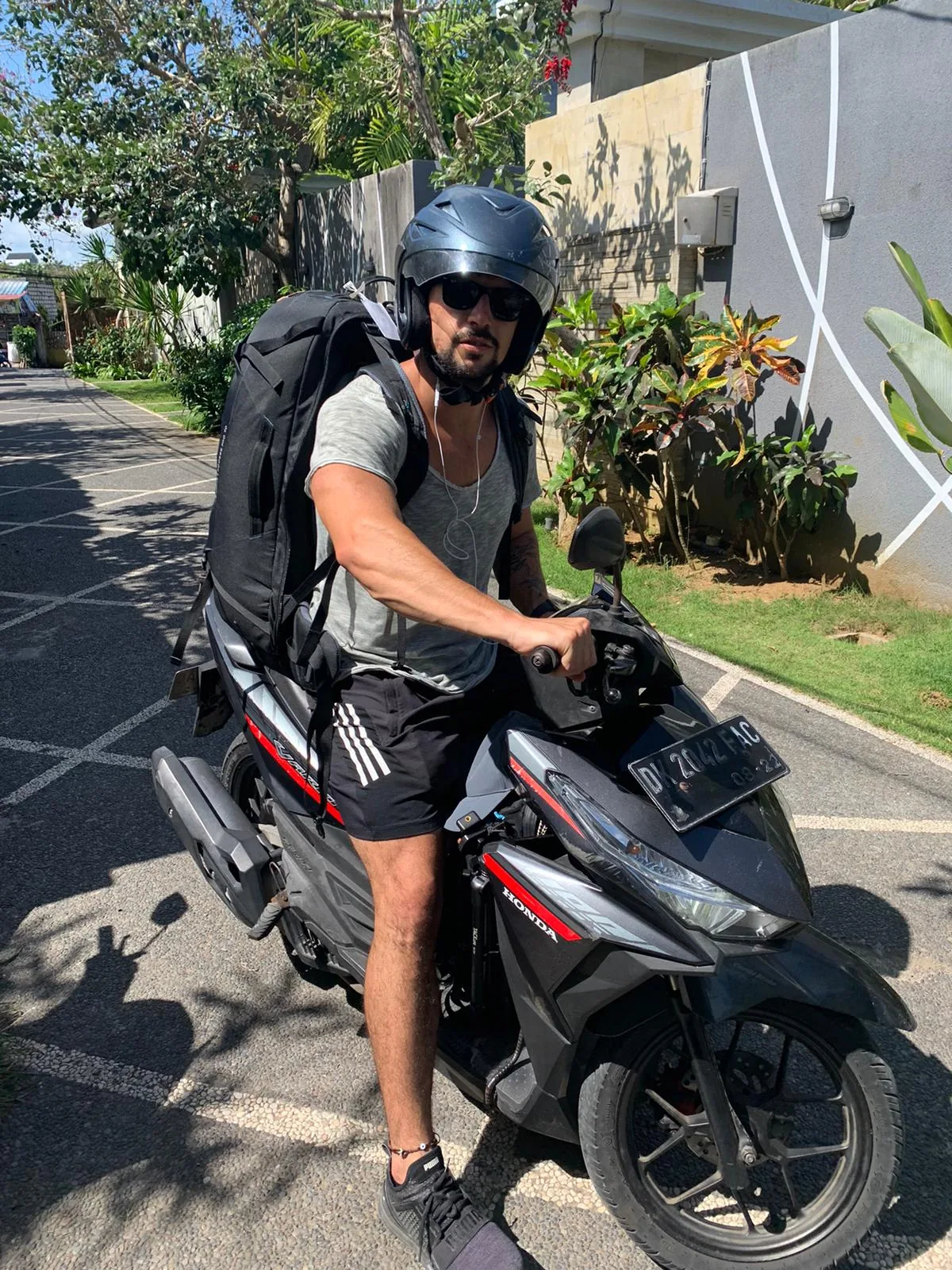 Luca con lo zaino da backpacker seduto su uno scooter durante il suo primo viaggio da solo a Bali