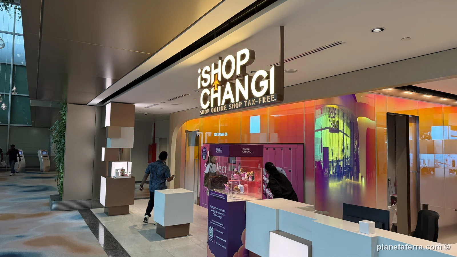 Il banco iShopChangi nella zona transiti partenze del Terminal 2 dell'aeroporto di Changi, a Singapore