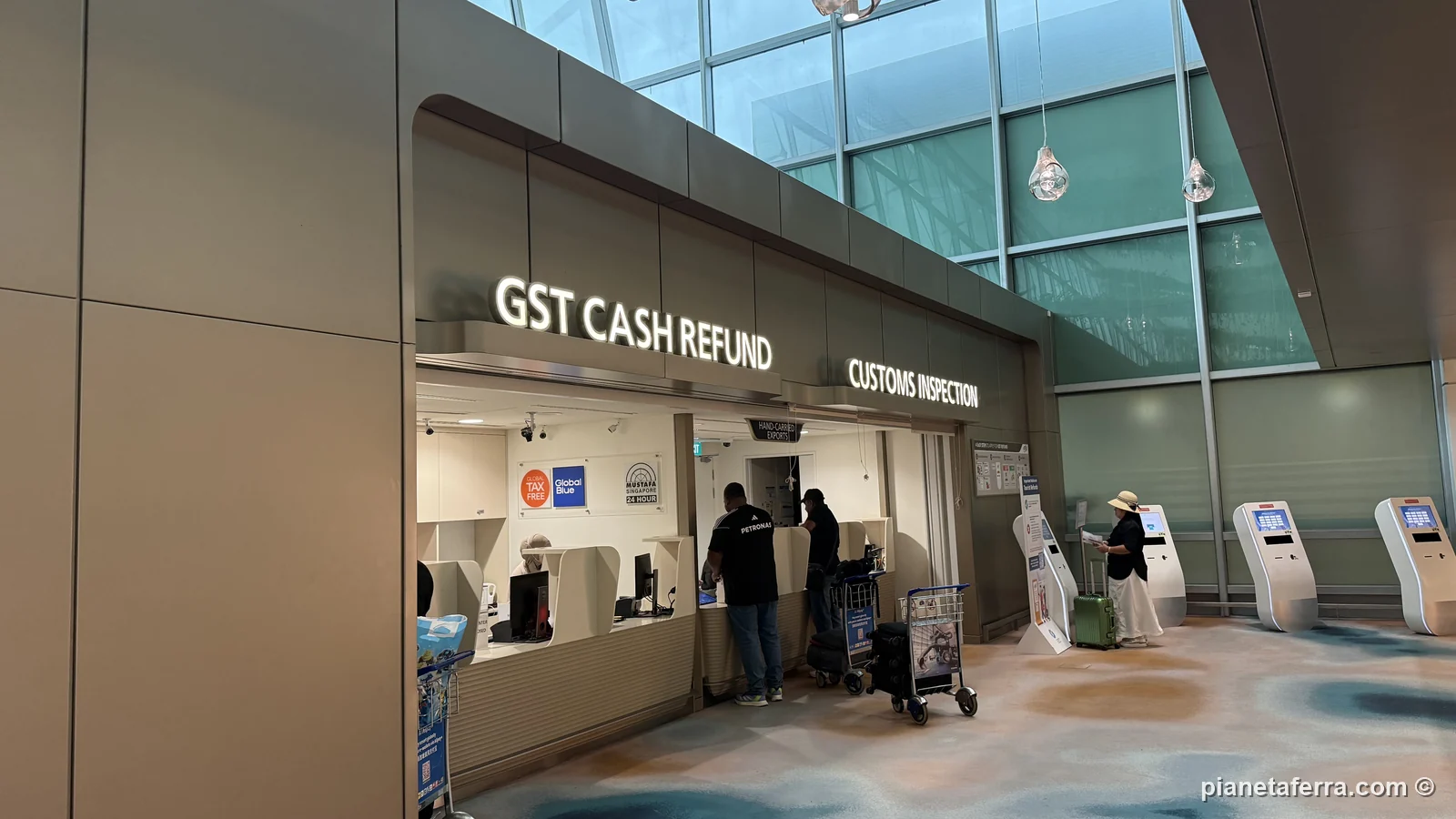 Il banco GST Cash Refund e i chioschi eTRS per il rimborso della GST nella zona transiti partenze dell'aeroporto di Changi