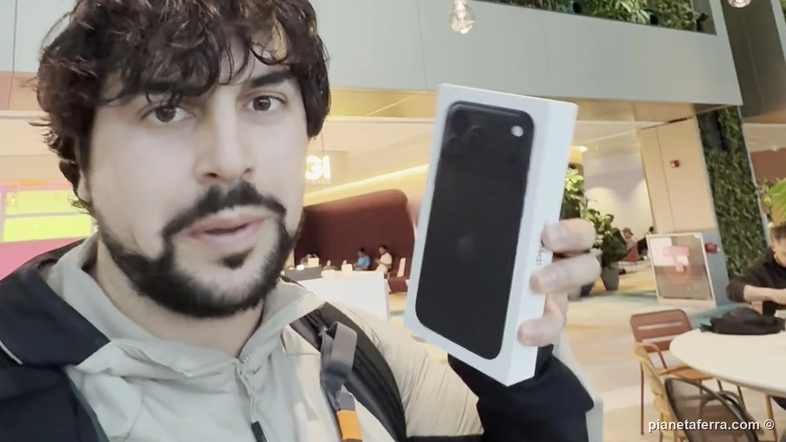Luca con la scatola dell'iPhone 18 Pro Max appena ritirato al locker di iShopChangi, nel Terminal 2 di Changi