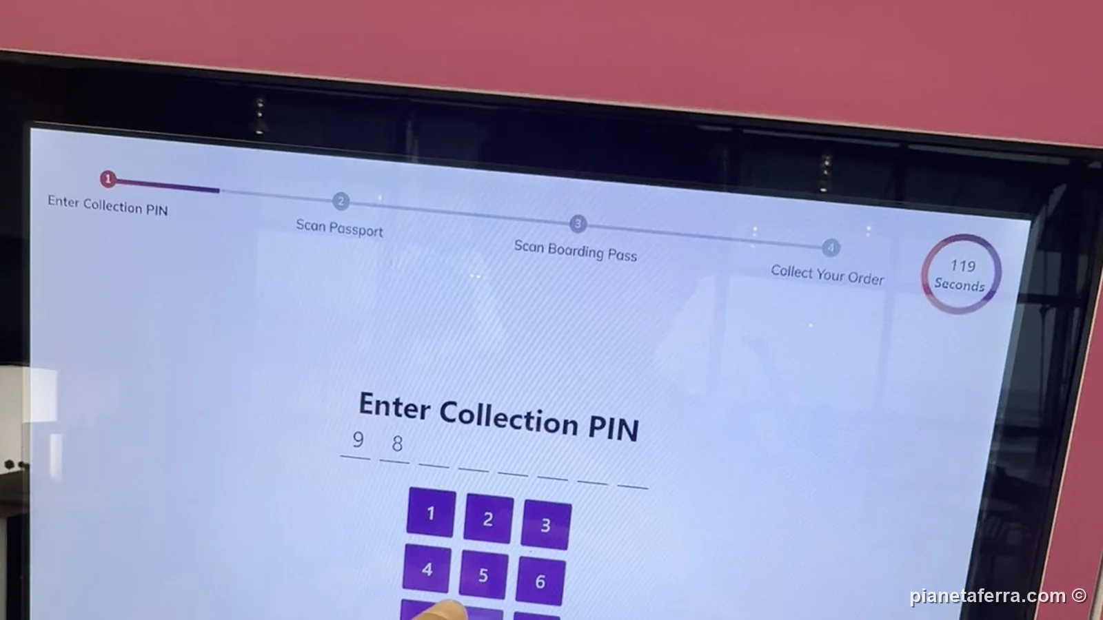 Lo schermo del locker iShopChangi Click & Collect con la richiesta del Collection PIN e i passaggi per ritirare l'ordine