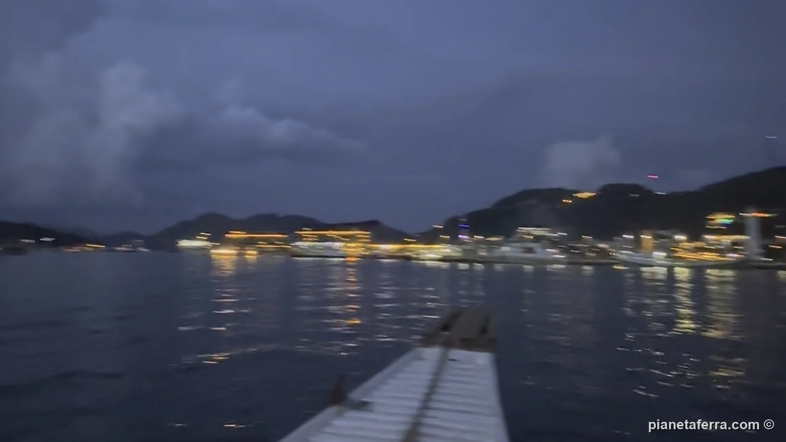 Il porto di Labuan Bajo illuminato la sera, visto dalla barca al rientro dal parco di Komodo