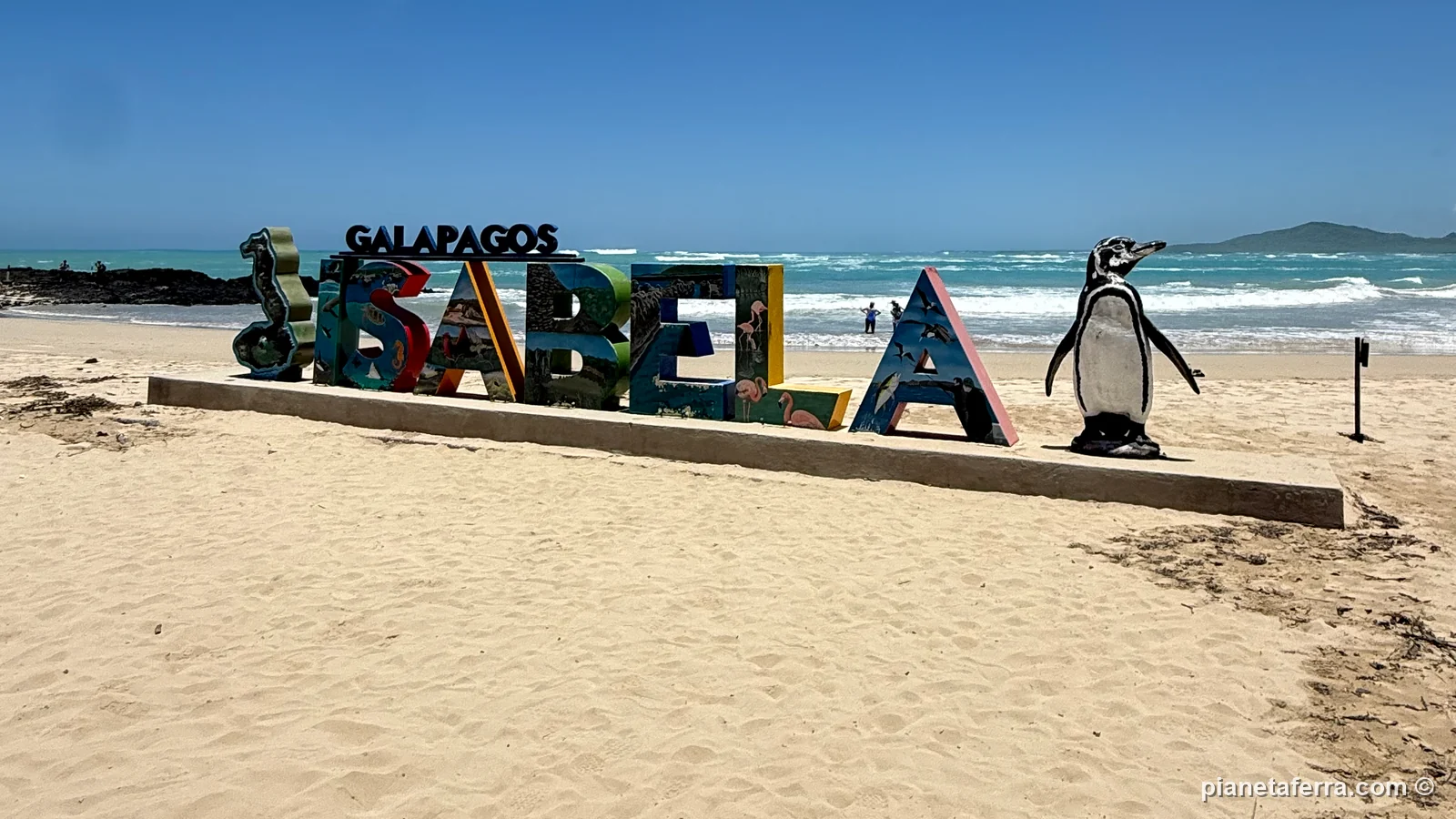 La scritta Isabela sulla spiaggia di Puerto Villamil, nel 2026
