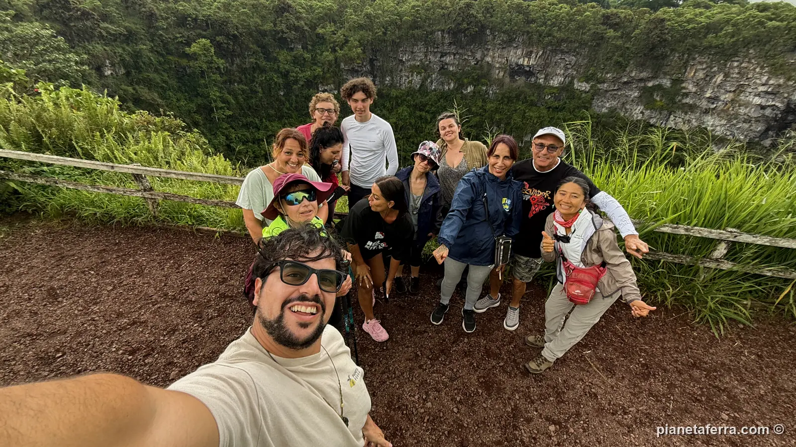 Luca con il gruppo al belvedere dei crateri di Los Gemelos, sugli altopiani di Santa Cruz, nel 2026