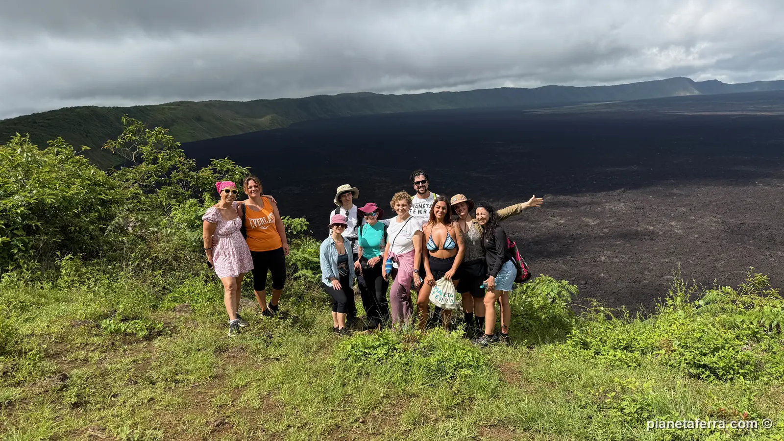 Il gruppo sul bordo della caldera della Sierra Negra, a Isabela, ad aprile 2026
