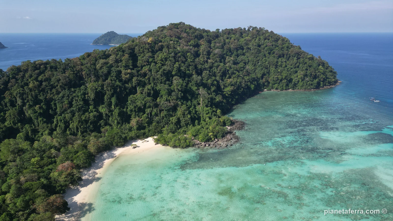 Le isole Surin viste dal drone, nel mare delle Andamane, a dicembre 2025