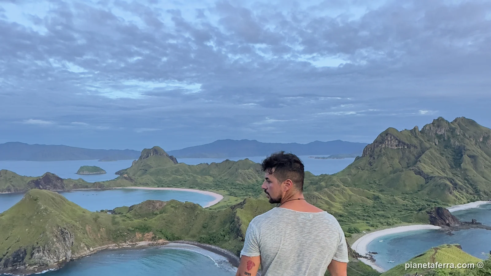 Luca sul belvedere di Padar, nel parco di Komodo, con le tre baie sotto