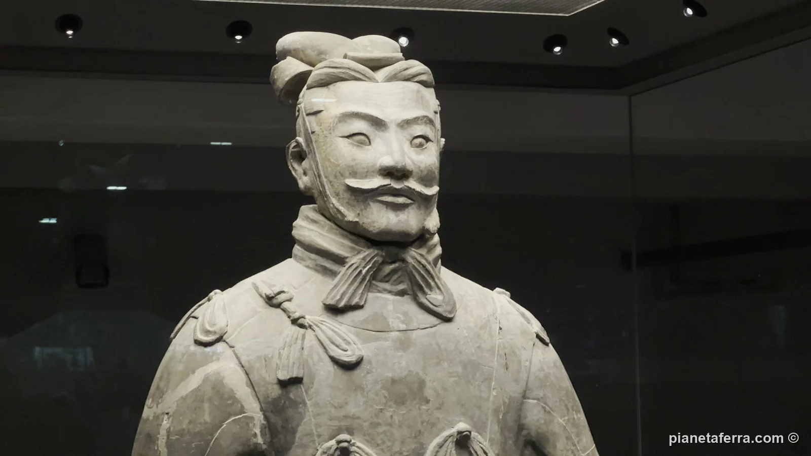 Un guerriero di terracotta esposto nel museo del mausoleo di Qin Shi Huang, vicino a Xi'an, a maggio 2024