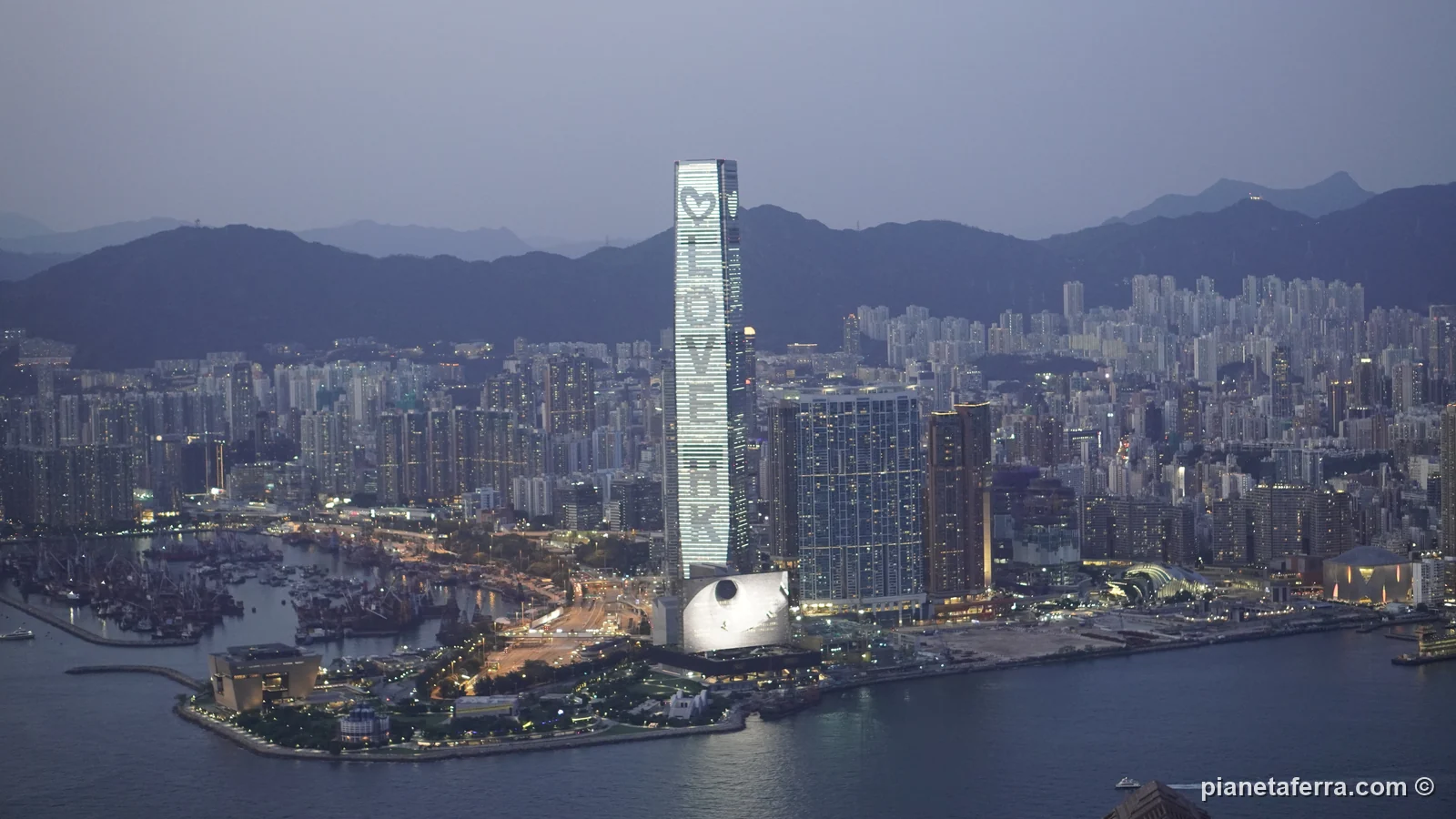 Il porto di Hong Kong e Kowloon visti dal Victoria Peak al tramonto, a maggio 2024