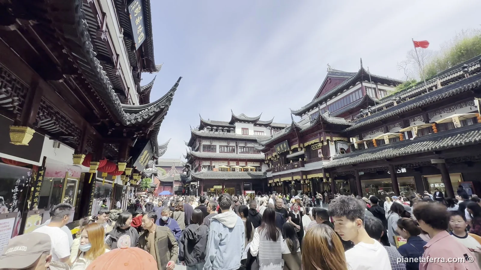 La folla al Giardino Yu di Shanghai durante la Festa del Lavoro, a inizio maggio 2024