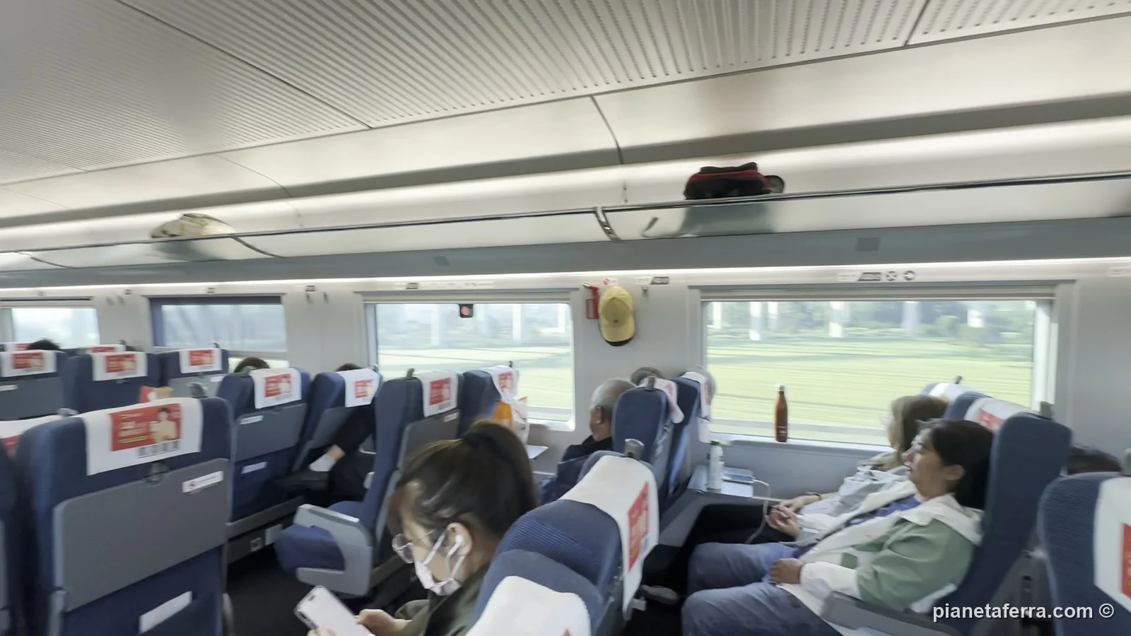 La carrozza di seconda classe del treno ad alta velocità da Xi'an a Pechino, a maggio 2024