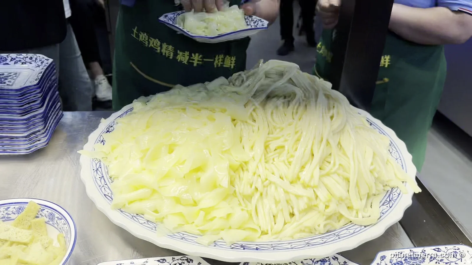Un piatto di noodles in una bancarella del quartiere musulmano di Xi'an, a maggio 2024