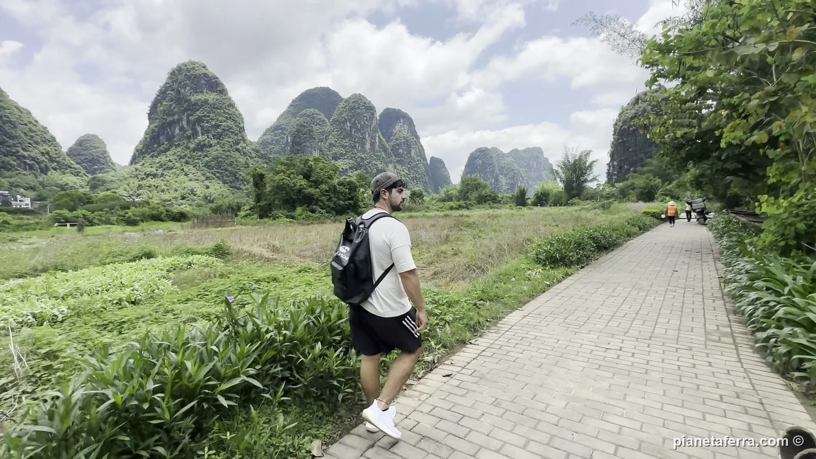 La campagna di Yangshuo con i picchi carsici, girata in motorino elettrico a maggio 2024