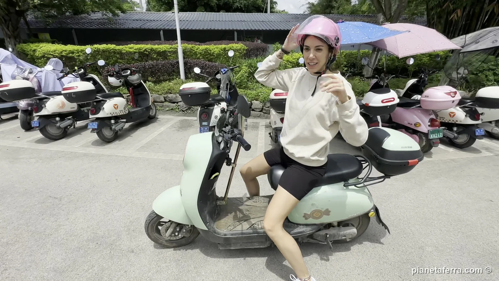Patricia sul motorino elettrico noleggiato in centro a Yangshuo per girare la campagna, a maggio 2024