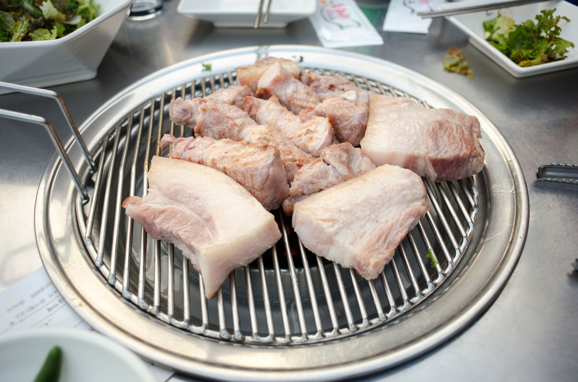Black pork di Jeju grigliato al tavolo, il maiale nero simbolo della cucina dell'isola