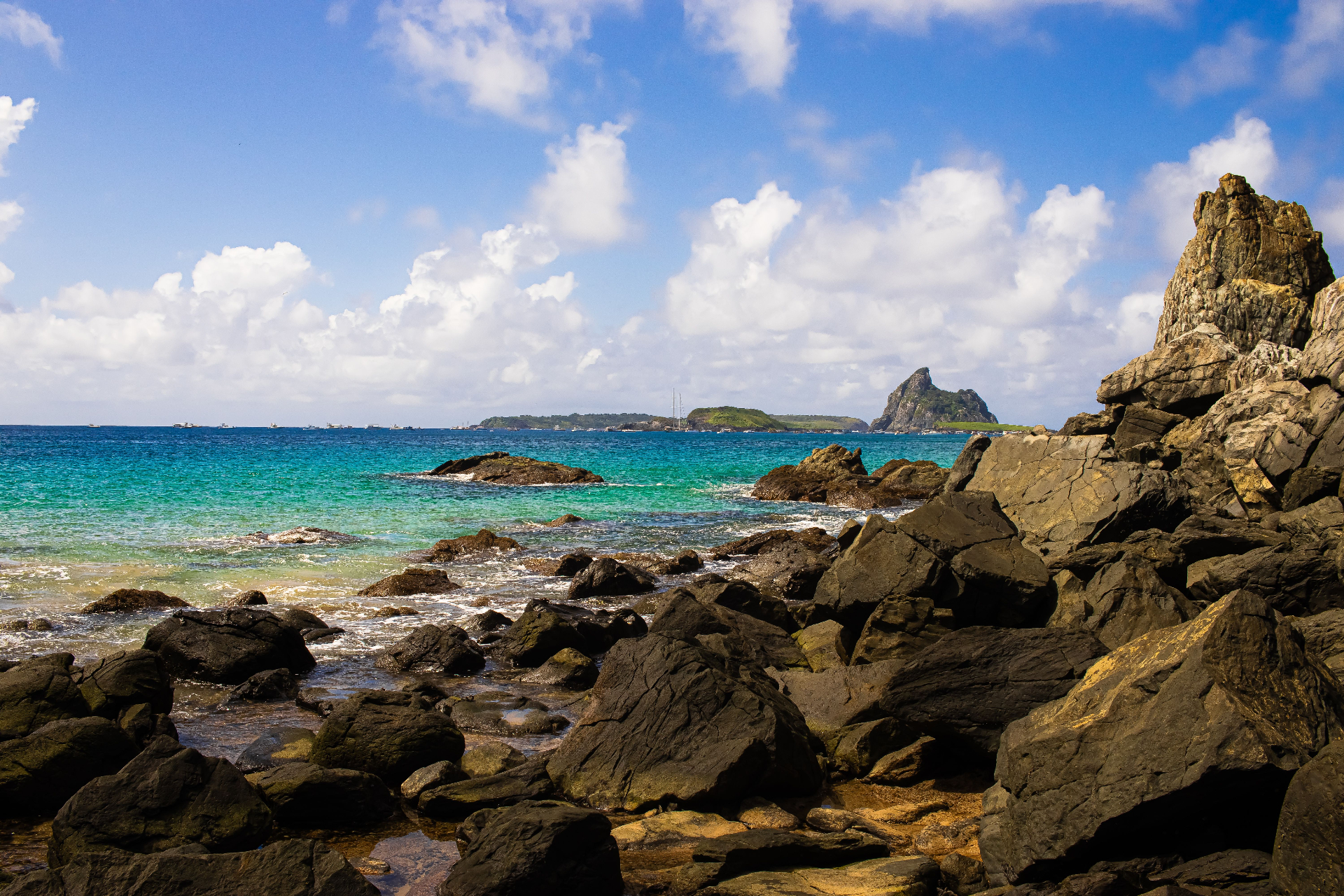 Costa rocciosa di Jeju con mare turchese