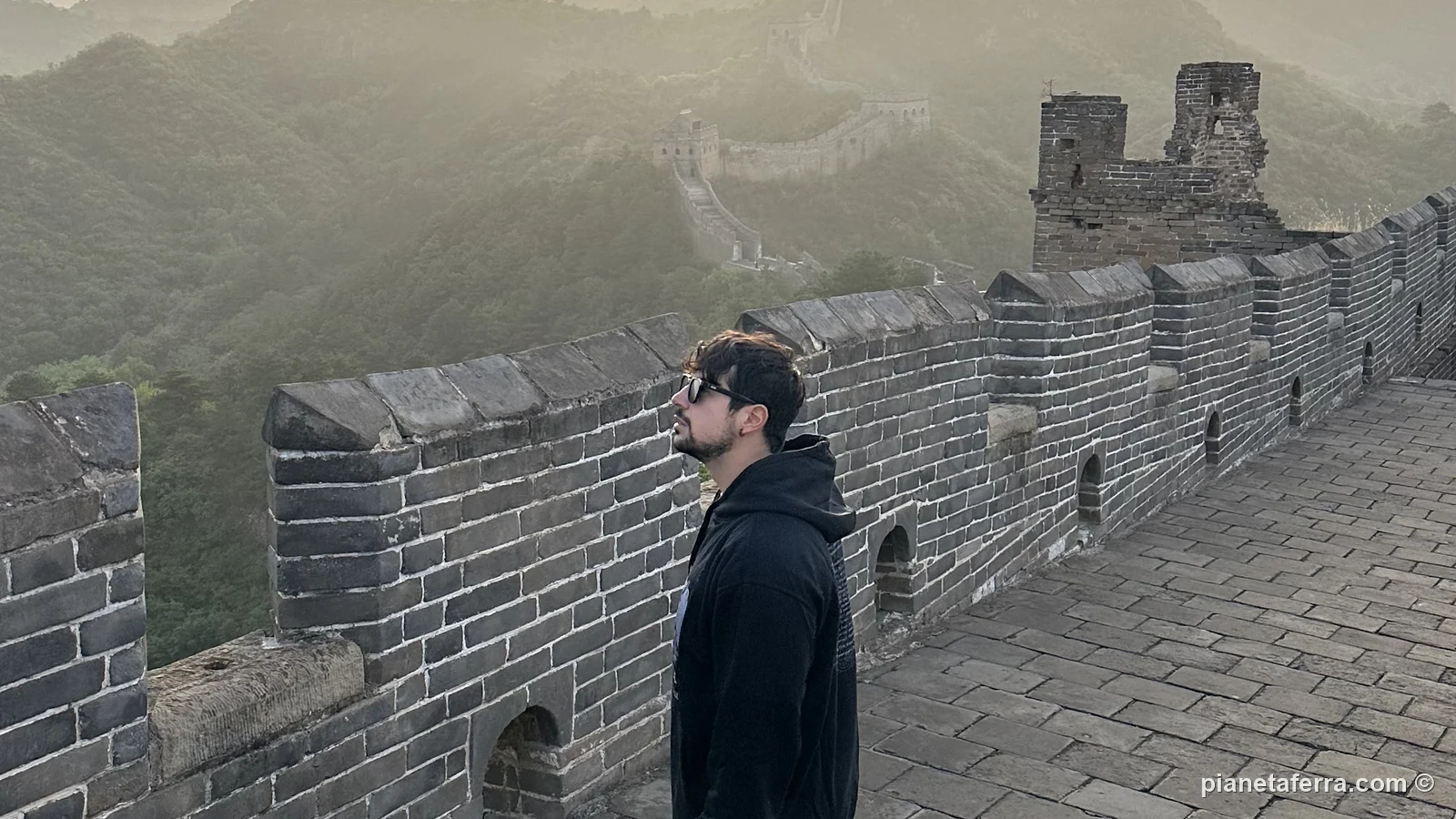 Luca sulla Grande Muraglia di Jinshanling all'alba, con le torri nella foschia