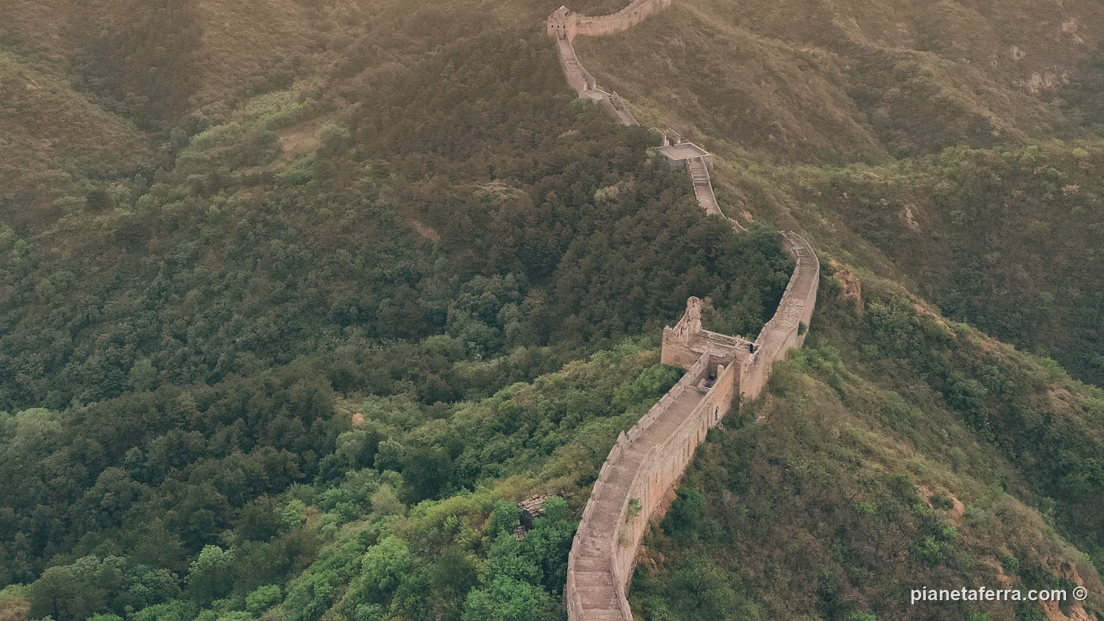 La Grande Muraglia di Jinshanling sul crinale, vista dal drone a maggio 2024
