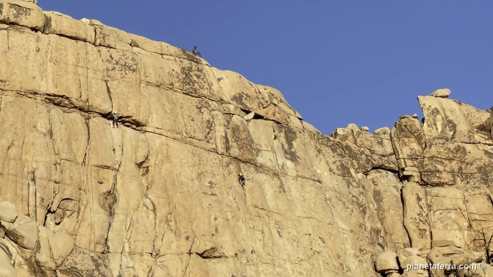 Le pareti di granito della Hidden Valley con gli arrampicatori, nel Joshua Tree National Park, a febbraio 2022
