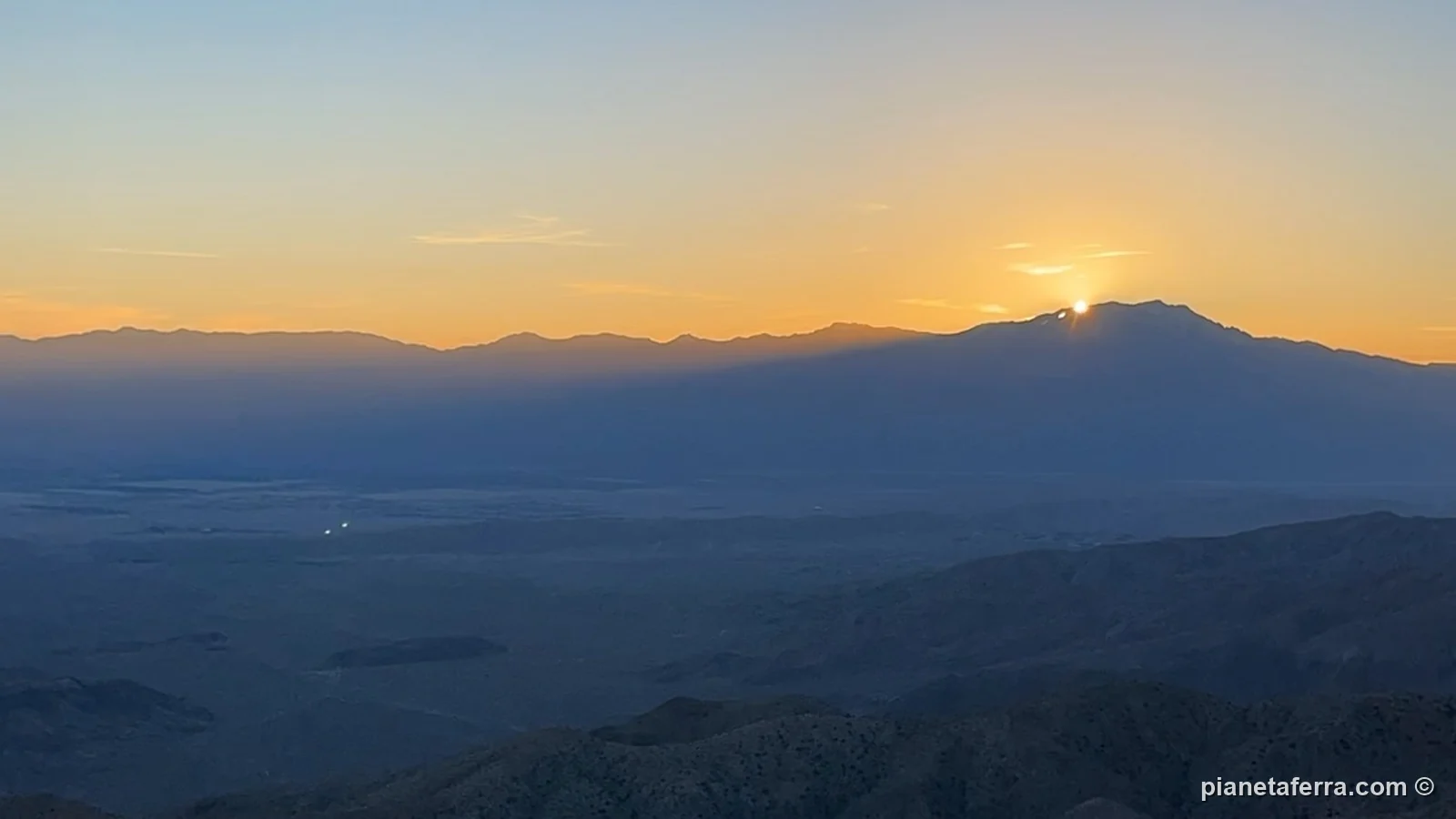Il tramonto da Keys View sulla Coachella Valley, nel Joshua Tree National Park, a febbraio 2022