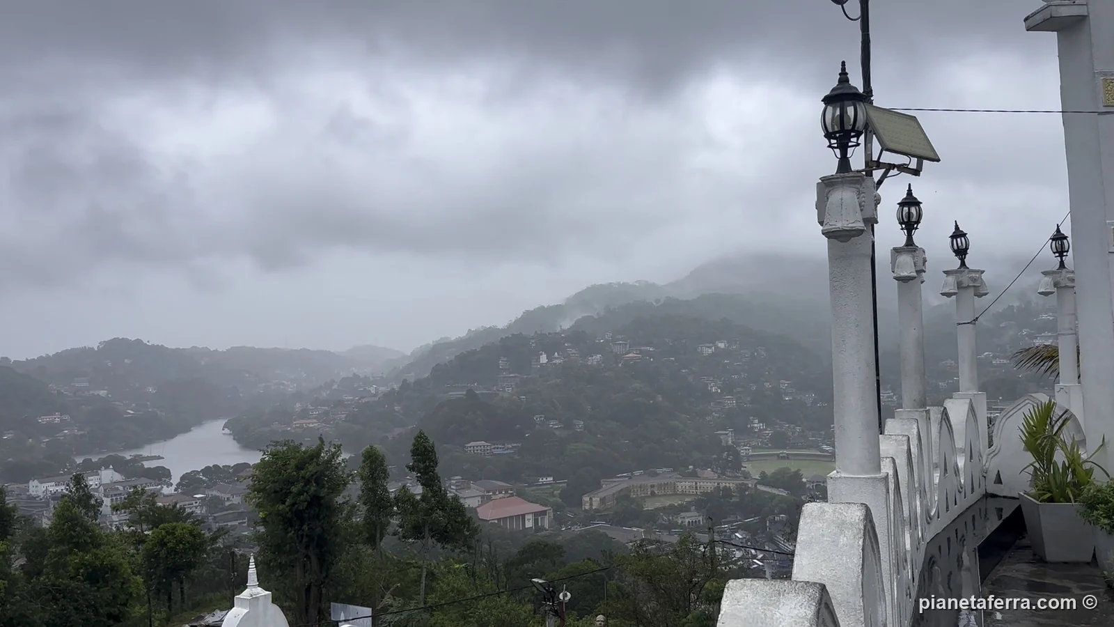 Le colline intorno a Kandy sotto la pioggia, viste dal Buddha di Bahirawakanda, a maggio 2024