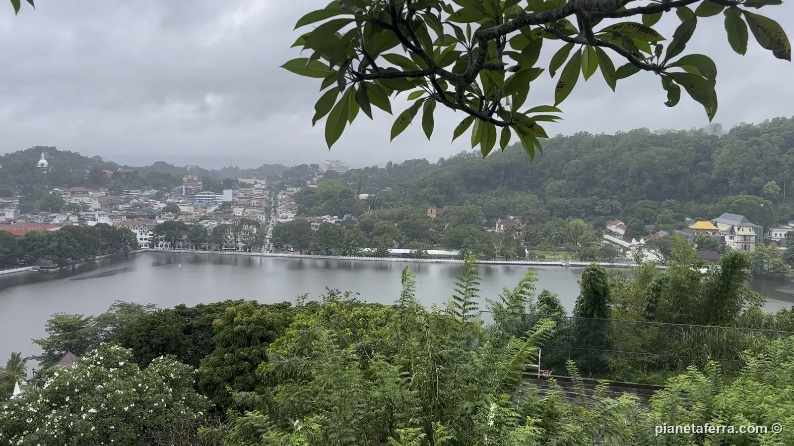 Il lago di Kandy e la città viste dalla collina, a maggio 2024