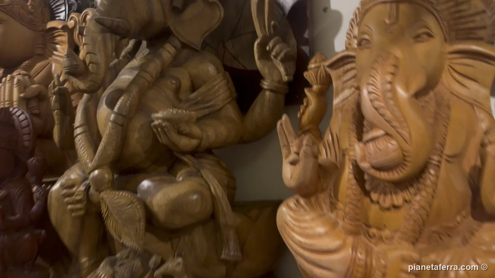 Statue di legno intagliato in un laboratorio artigianale vicino a Kandy, una delle soste del giro in tuk tuk, a maggio 2024
