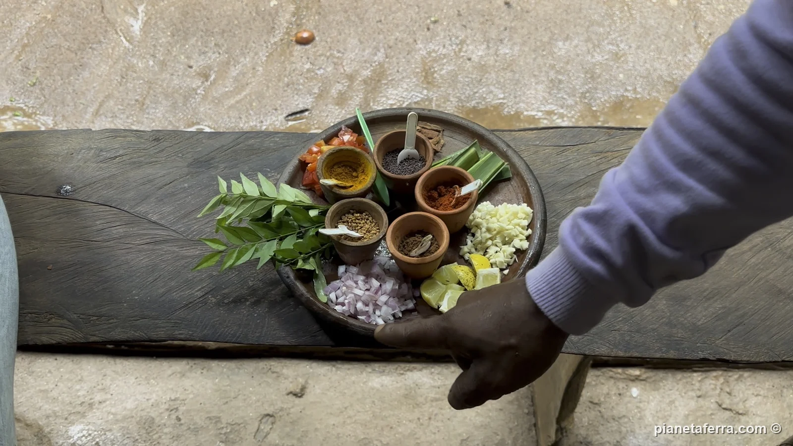 Le spezie preparate per la dimostrazione in uno spice garden vicino a Kandy, a maggio 2024