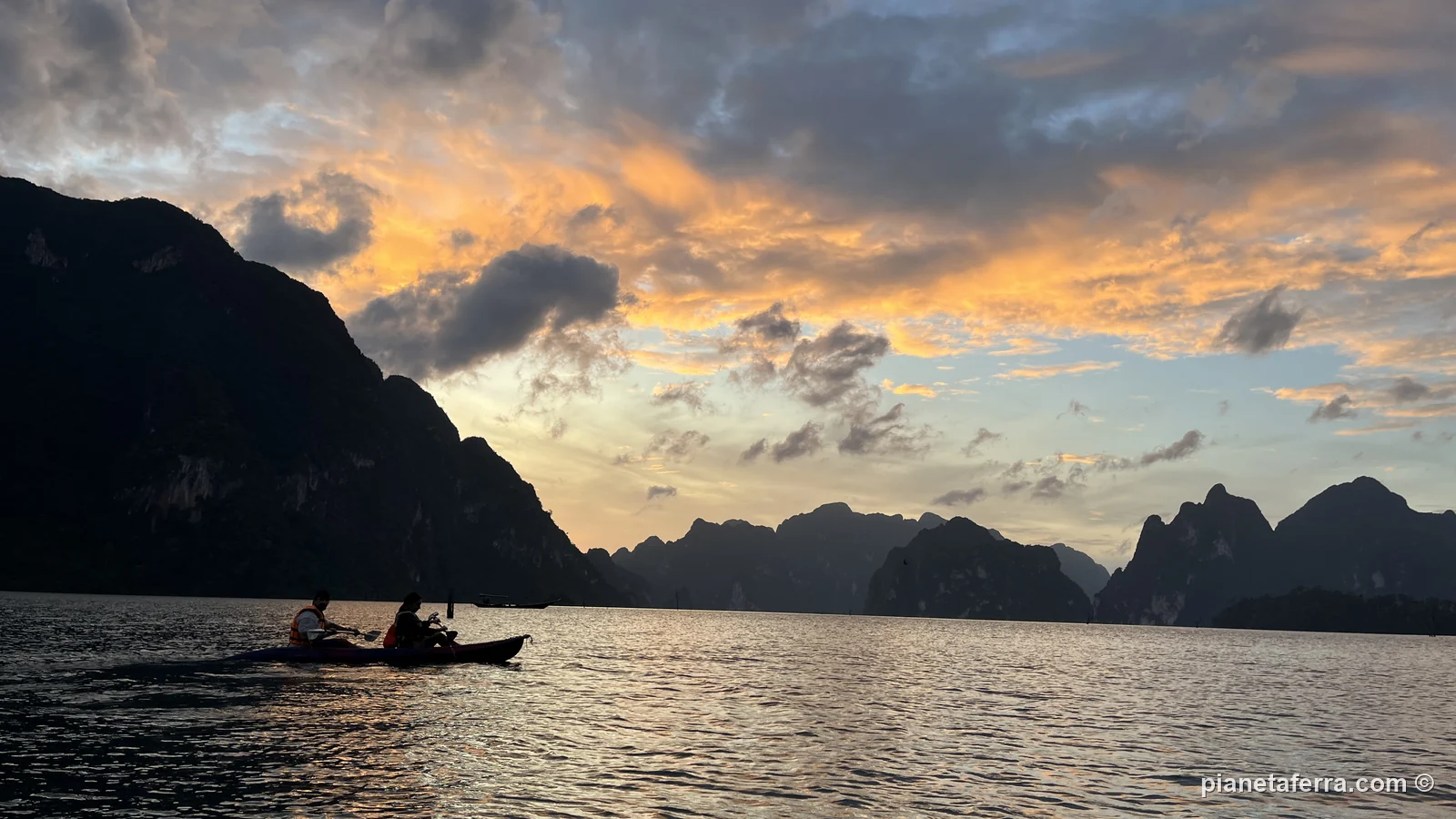 Kayak all'alba sul lago di Cheow Lan, nel parco nazionale di Khao Sok