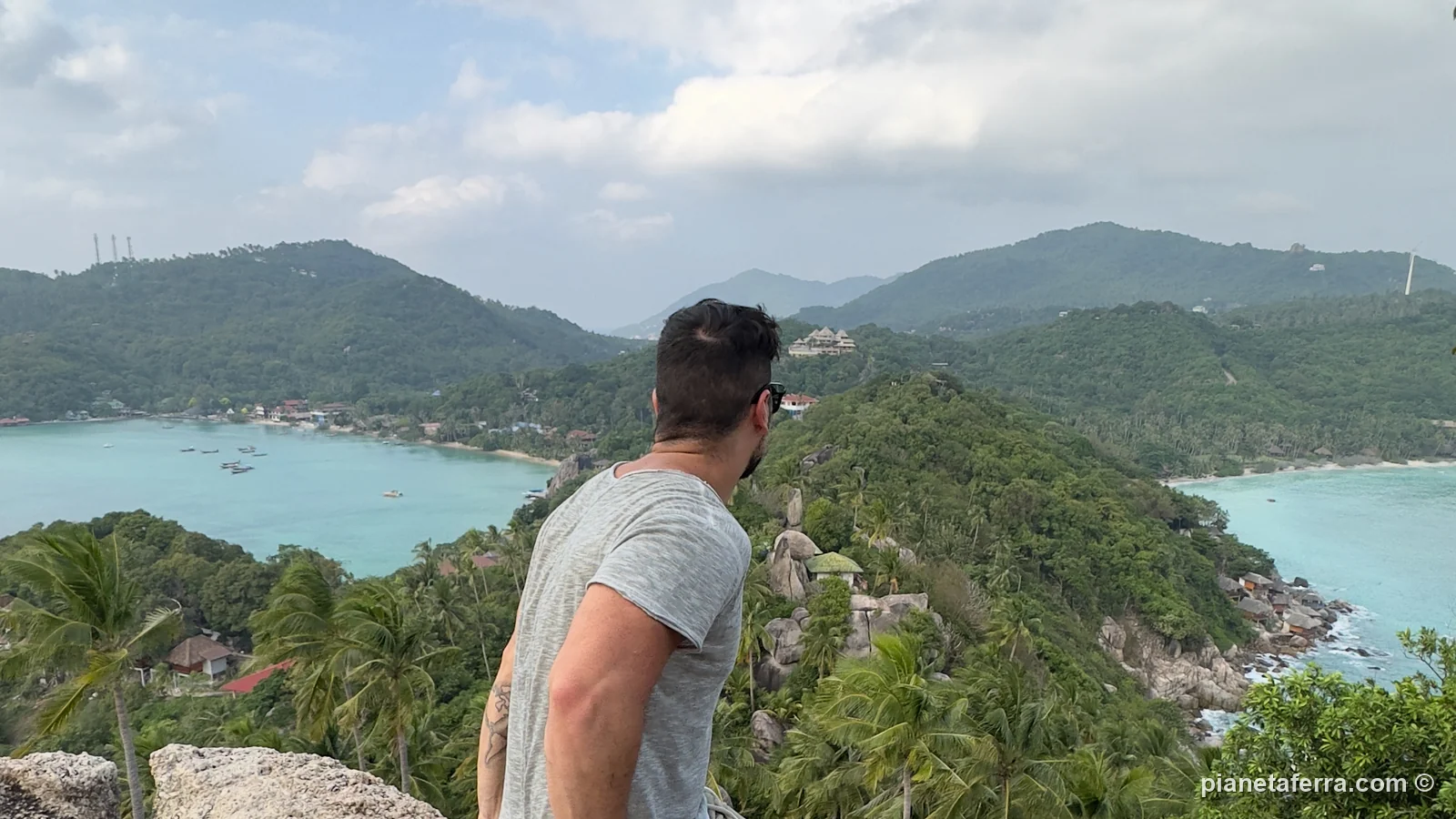 Luca al John-Suwan Viewpoint di Koh Tao, con le due baie sotto, nel 2022