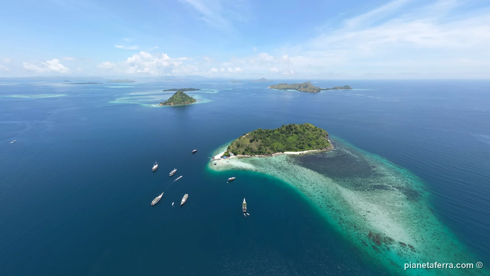 Le isole davanti a Labuan Bajo con le barche ormeggiate, viste dal drone