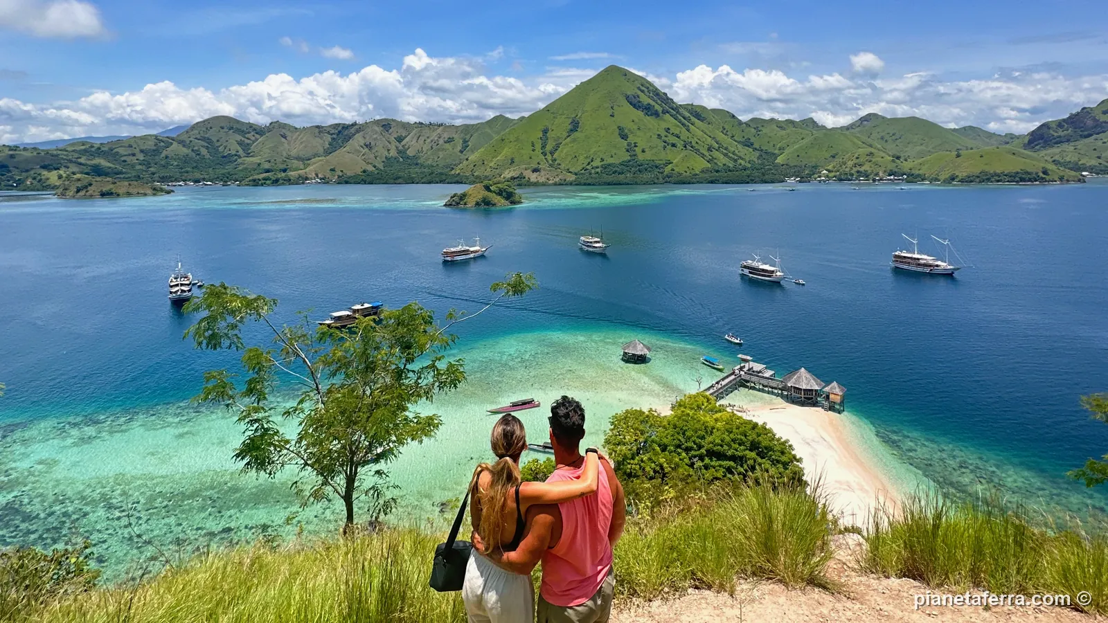 Luca e Patricia sul punto panoramico dell'isola di Kelor, primo giorno di crociera a Komodo