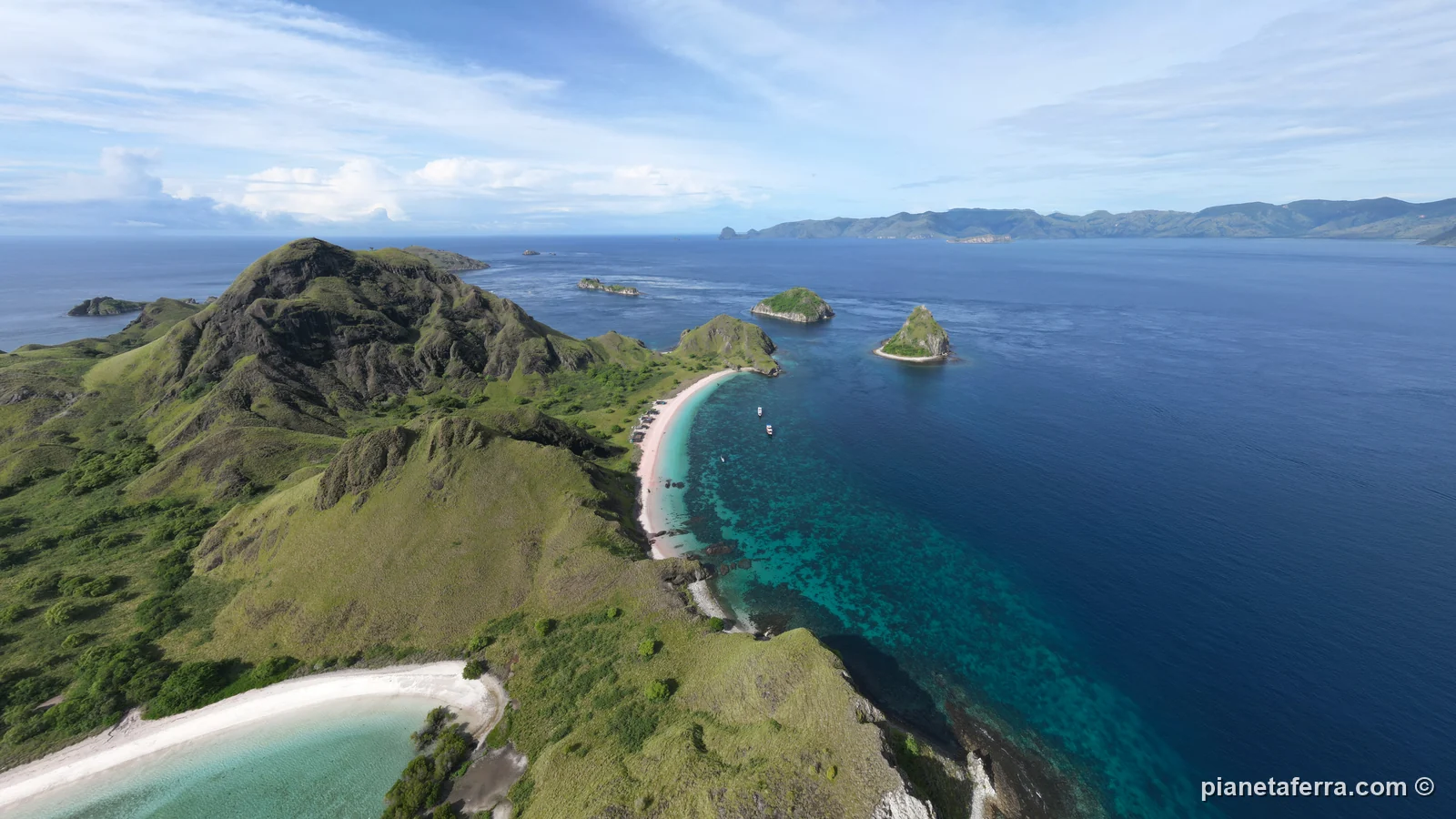Le colline e le baie del Parco Nazionale di Komodo viste dal drone