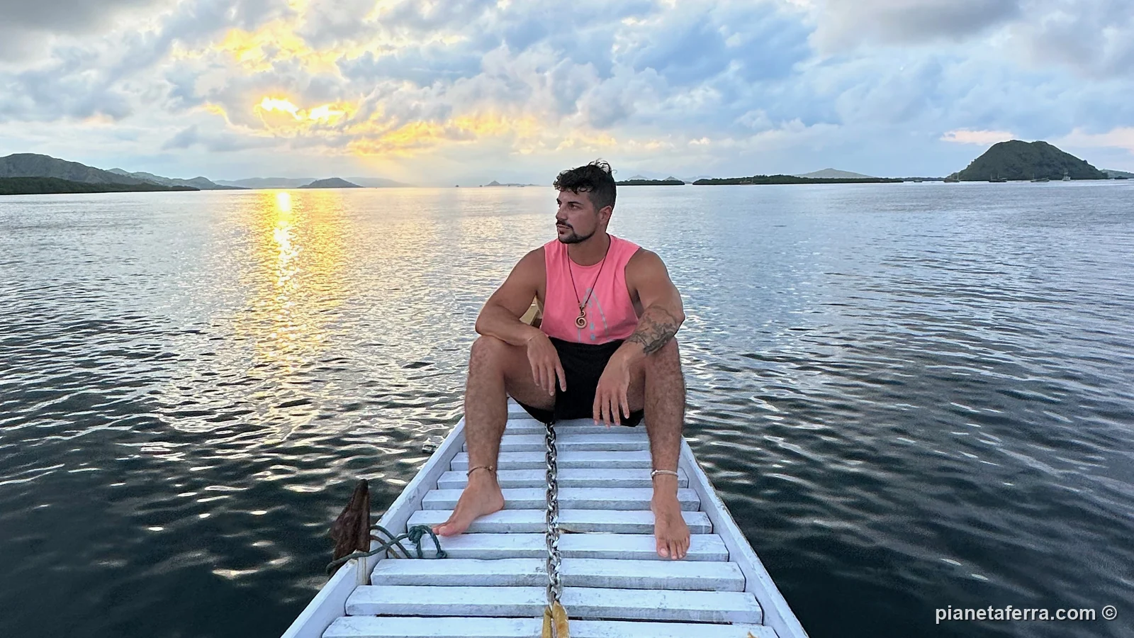 Luca seduto sulla prua della barca al tramonto nel Parco Nazionale di Komodo