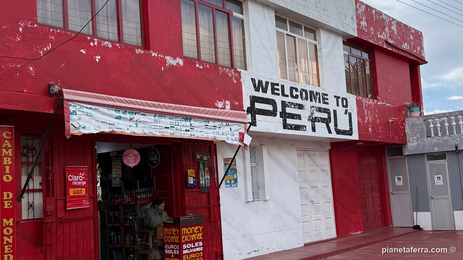 L'edificio con la scritta Welcome to Perù alla frontiera di Kasani, tra Copacabana e Puno