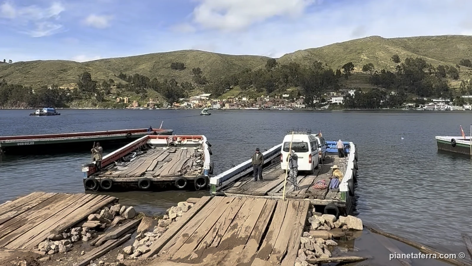 Le chiatte di legno allo stretto di Tiquina, sul lago Titicaca, dove i bus e i minivan attraversano tra La Paz e Copacabana